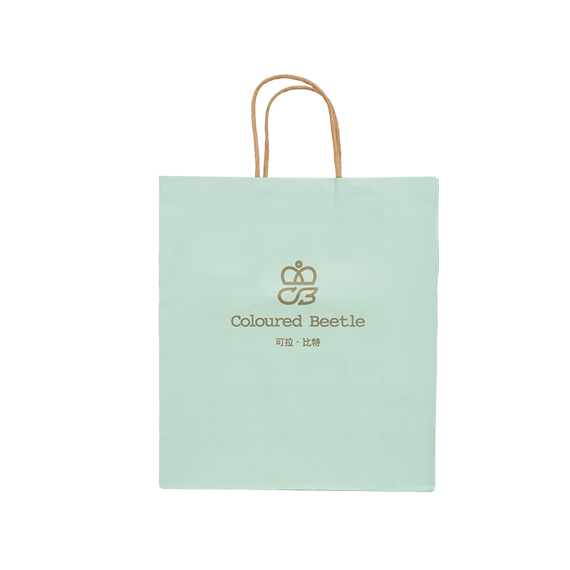 Balenie oblečenia horizontálna ručná hrubšia biela kartónová taška