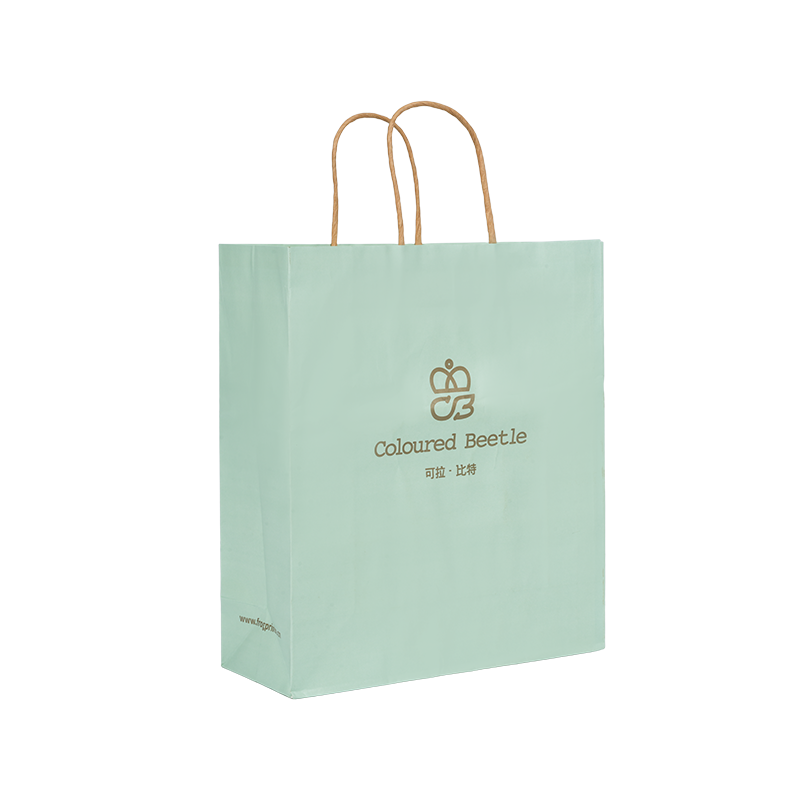 Balenie oblečenia horizontálna ručná hrubšia biela kartónová taška