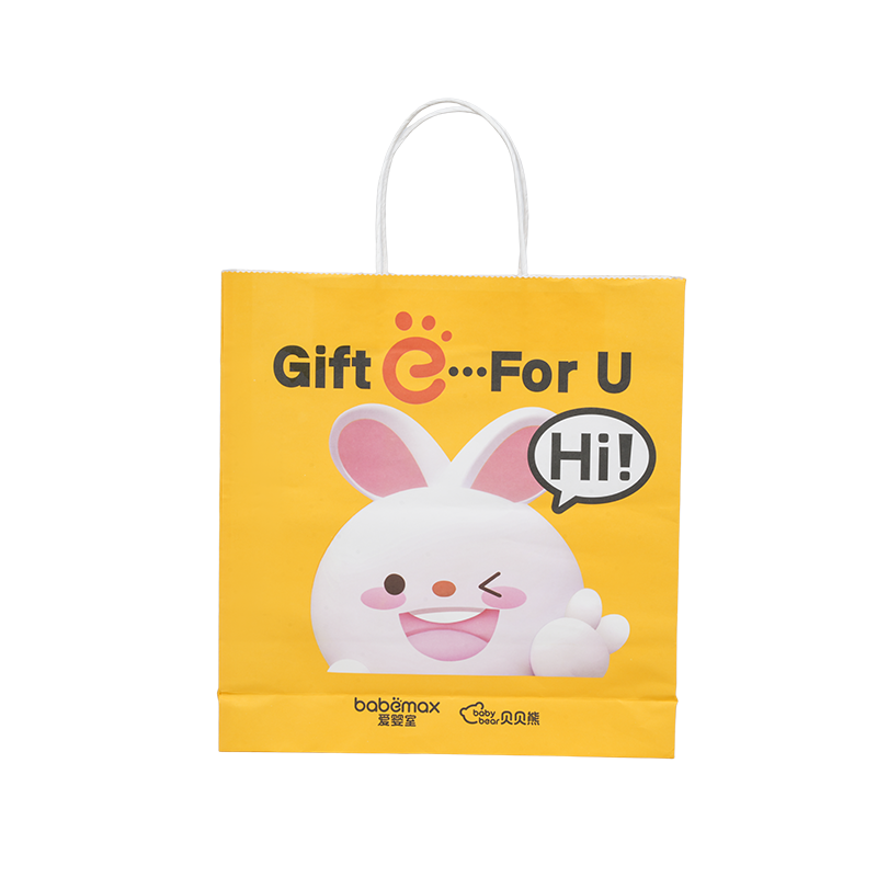 Balenie oblečenia horizontálna ručná hrubšia biela kartónová taška