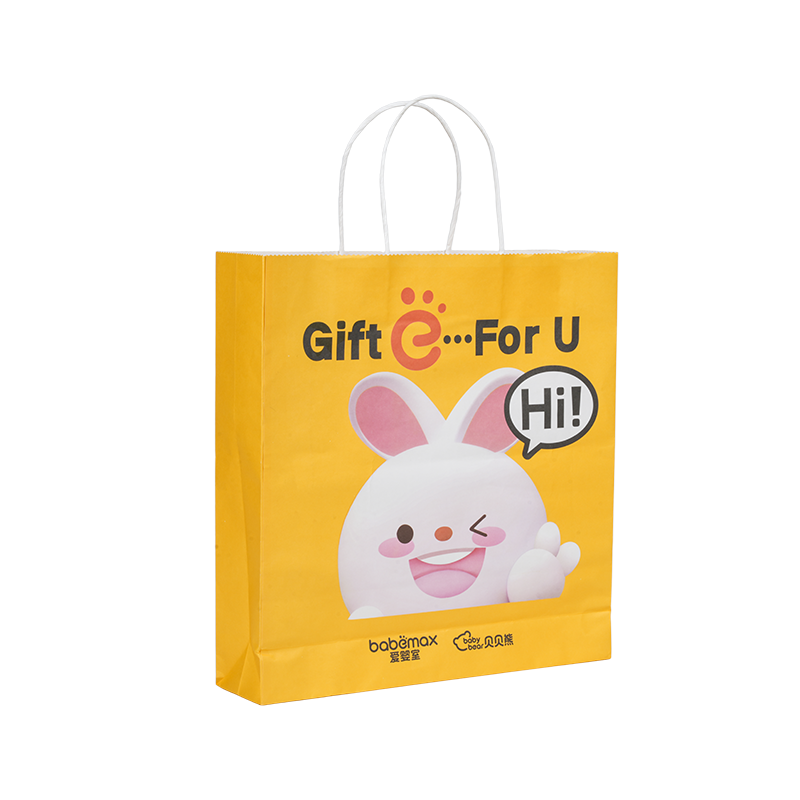 Balenie oblečenia horizontálna ručná hrubšia biela kartónová taška